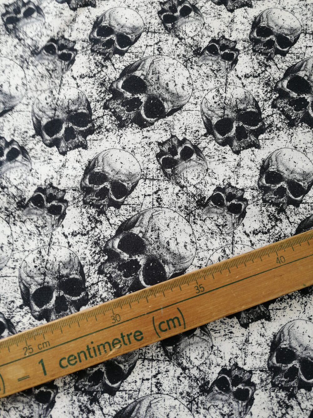 Grunge Skulls cotton fabric by the half metre - Image 2