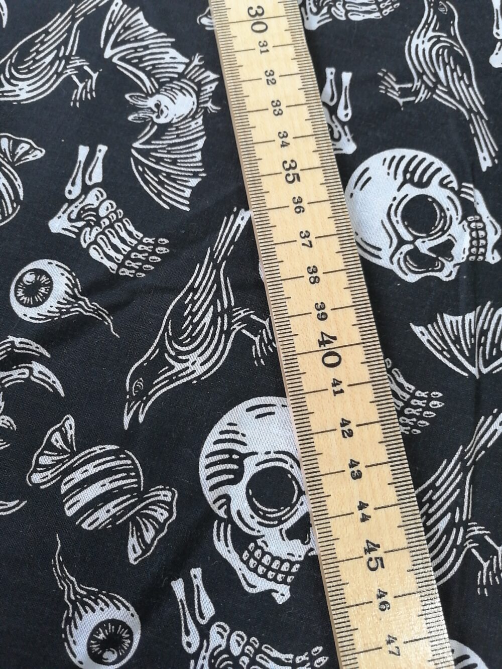 Halloween polycotton fabric Skulls on black - Image 2