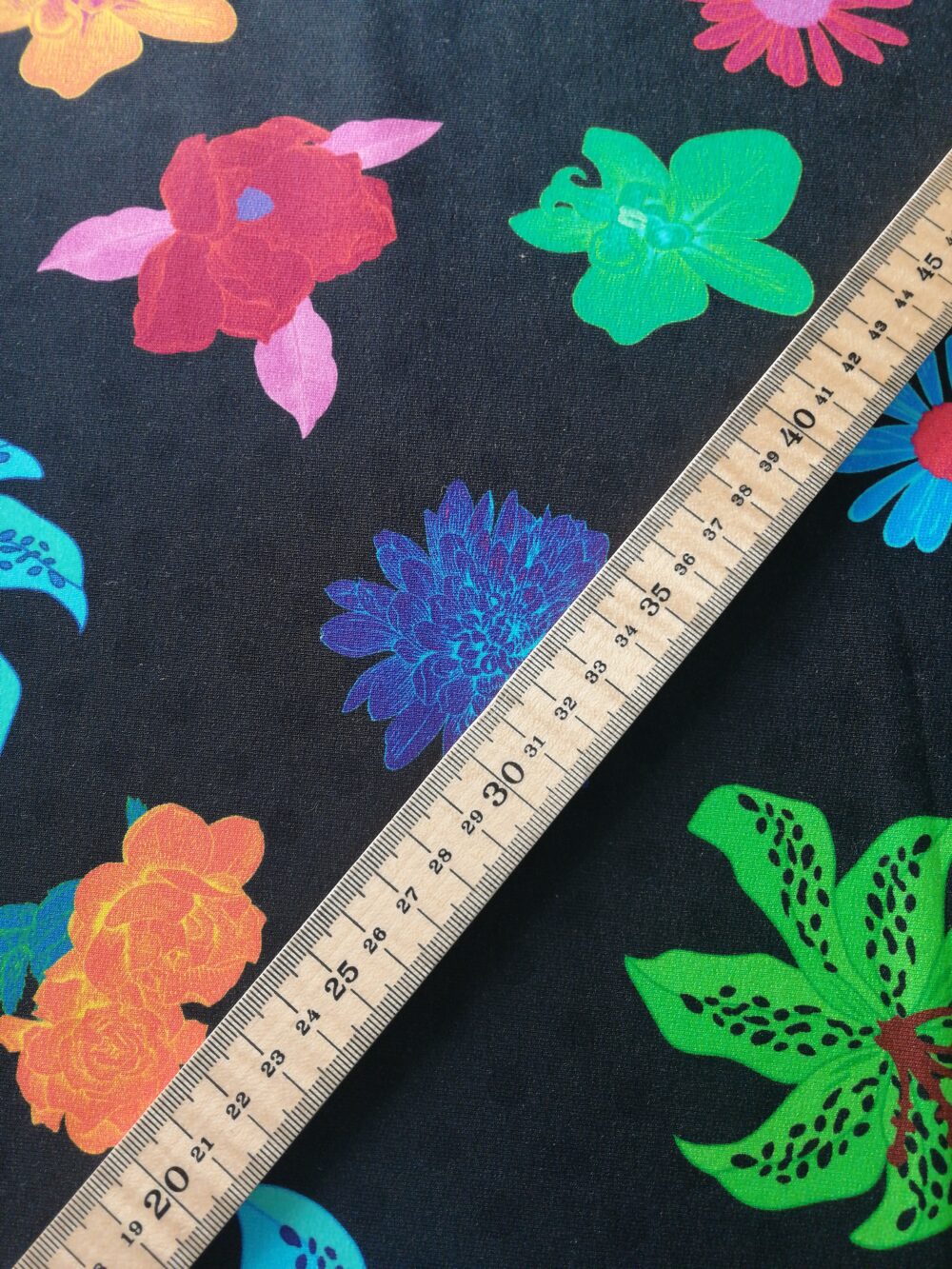 Flowers on black jersey fabric - Image 3