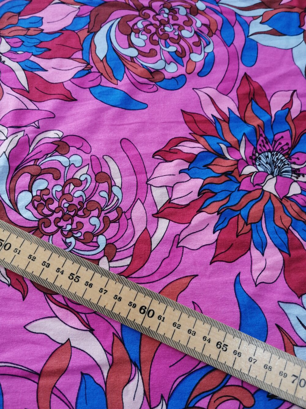 Viscose Jersey fabric large flowers on pink - Image 3